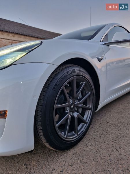 Седан Tesla Model 3 2020 в Долине