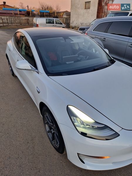 Седан Tesla Model 3 2020 в Долине