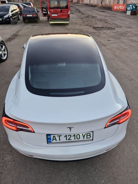 Седан Tesla Model 3 2020 в Долине