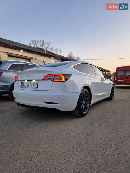Седан Tesla Model 3 2020 в Долине