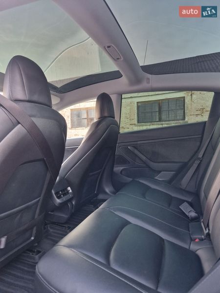 Седан Tesla Model 3 2020 в Долине