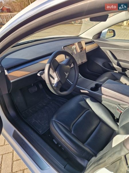 Седан Tesla Model 3 2020 в Долине