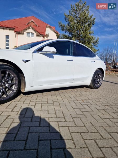Седан Tesla Model 3 2020 в Долине