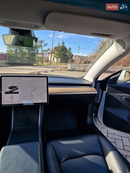 Седан Tesla Model 3 2020 в Долине