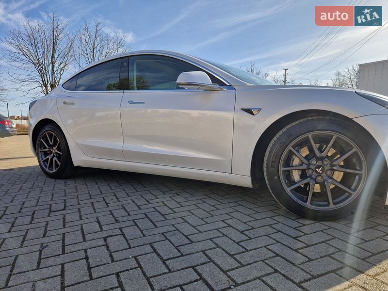 Седан Tesla Model 3 2020 в Долине