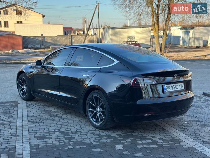 Седан Tesla Model 3 2020 в Ровно