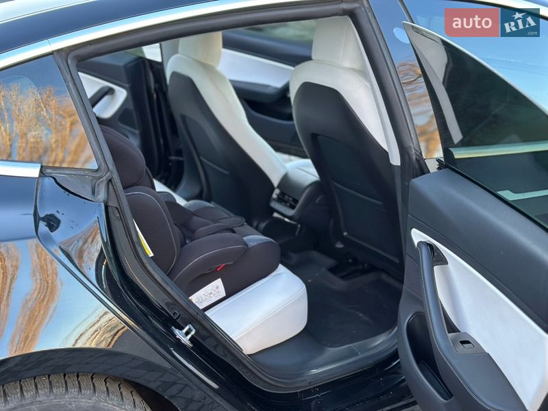 Седан Tesla Model 3 2020 в Ровно