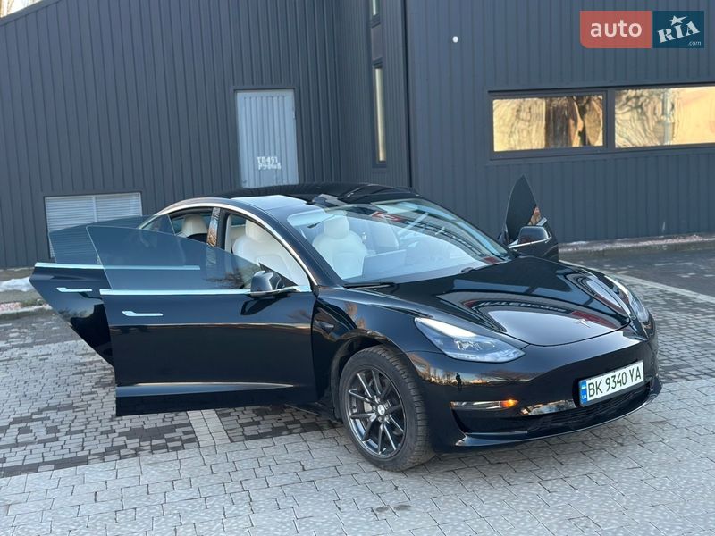 Седан Tesla Model 3 2020 в Ровно