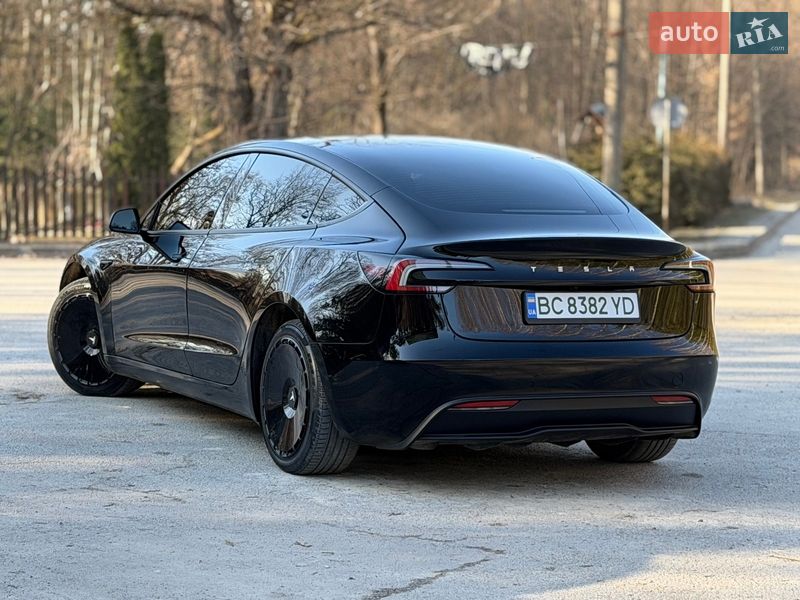 Седан Tesla Model 3 2025 в Трускавці