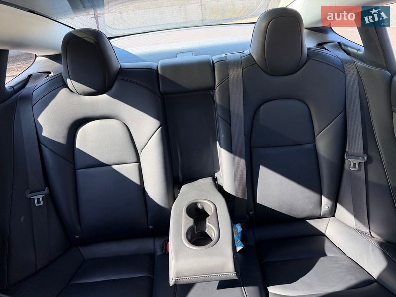 Седан Tesla Model 3 2018 в Ровно