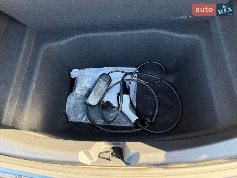 Седан Tesla Model 3 2018 в Ровно