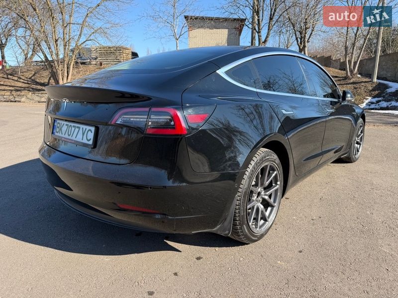Седан Tesla Model 3 2018 в Ровно