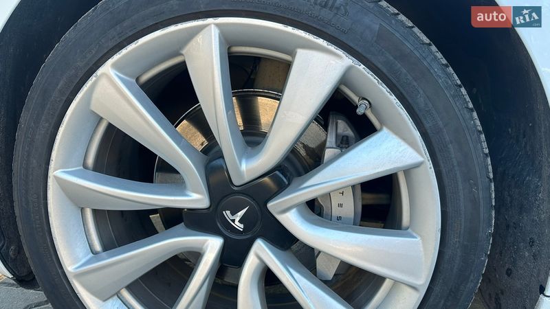 Седан Tesla Model 3 2018 в Києві