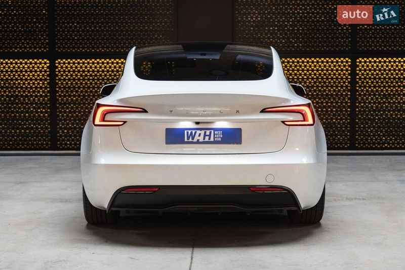 Седан Tesla Model 3 2024 в Луцке