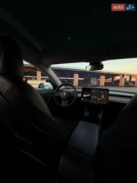 Седан Tesla Model 3 2020 в Львове