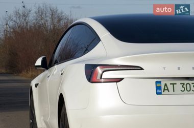 Седан Tesla Model 3 2024 в Снятині