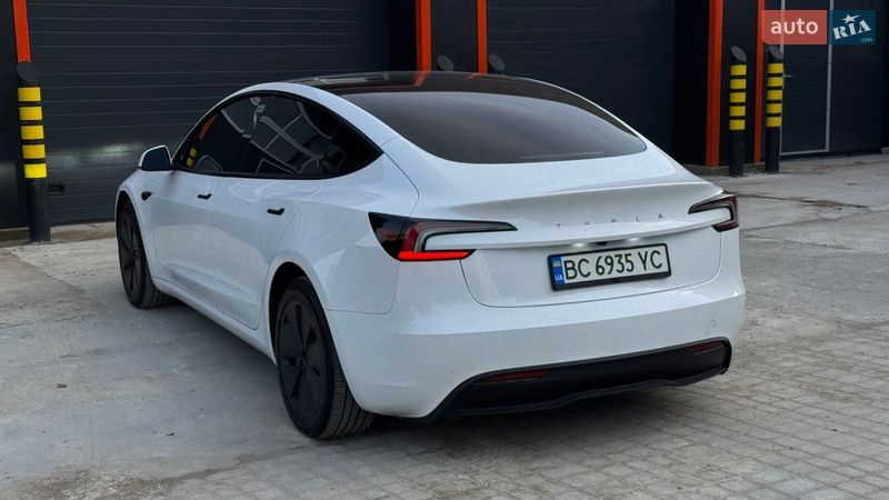 Седан Tesla Model 3 2024 в Самборе