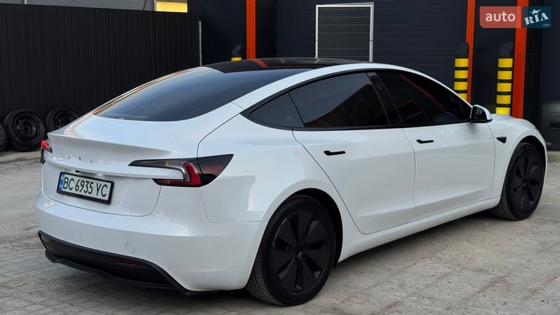 Седан Tesla Model 3 2024 в Самборе
