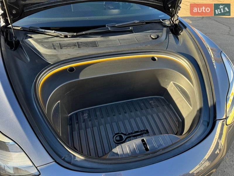 Седан Tesla Model 3 2022 в Киеве