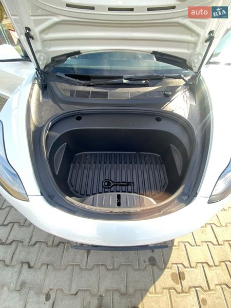 Седан Tesla Model 3 2023 в Калуше
