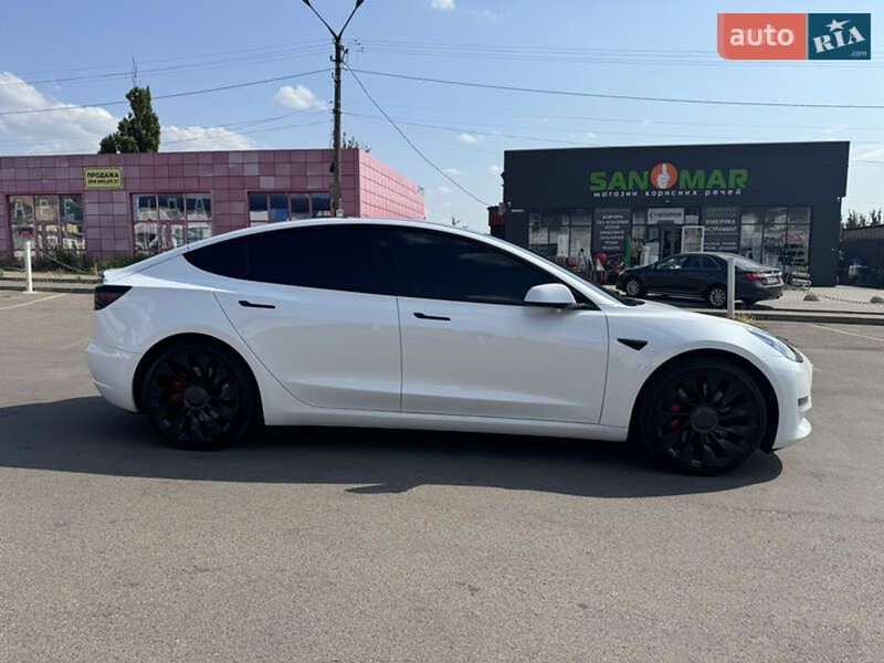 Седан Tesla Model 3 2022 в Чернівцях