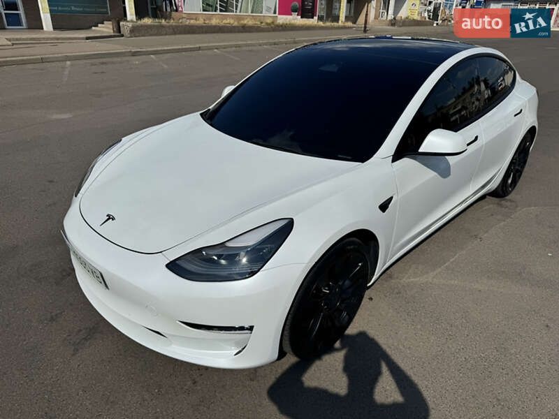 Седан Tesla Model 3 2022 в Чернівцях