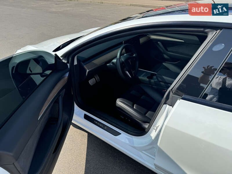 Седан Tesla Model 3 2022 в Чернівцях