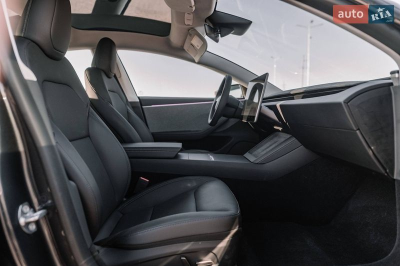 Седан Tesla Model 3 2025 в Ровно