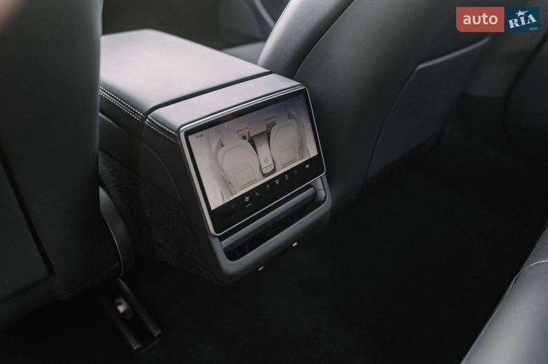 Седан Tesla Model 3 2025 в Ровно