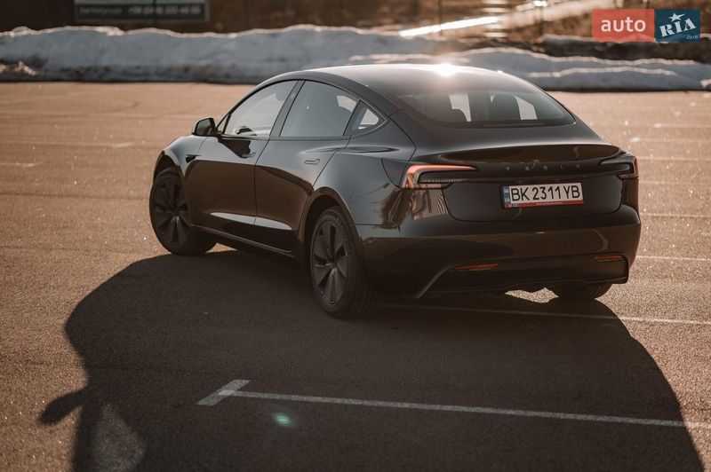 Седан Tesla Model 3 2025 в Ровно