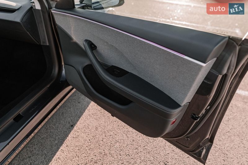 Седан Tesla Model 3 2025 в Ровно