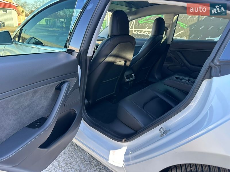 Седан Tesla Model 3 2019 в Києві