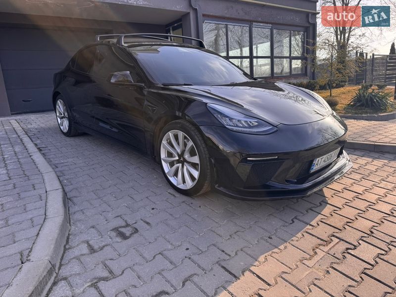 Седан Tesla Model 3 2020 в Івано-Франківську