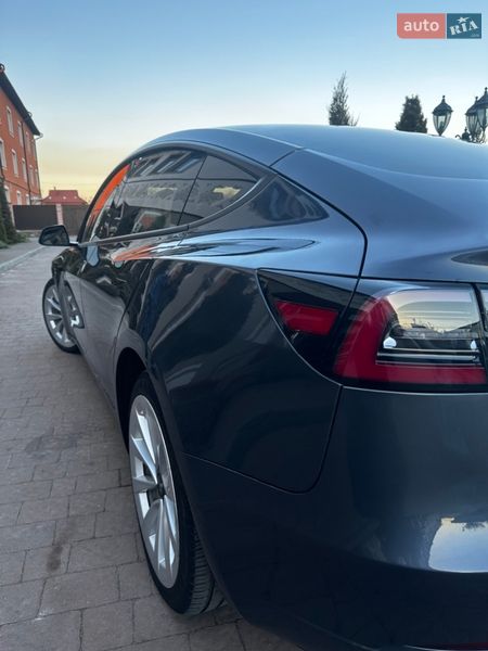 Седан Tesla Model 3 2022 в Стрию