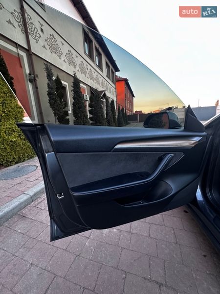Седан Tesla Model 3 2022 в Стрию