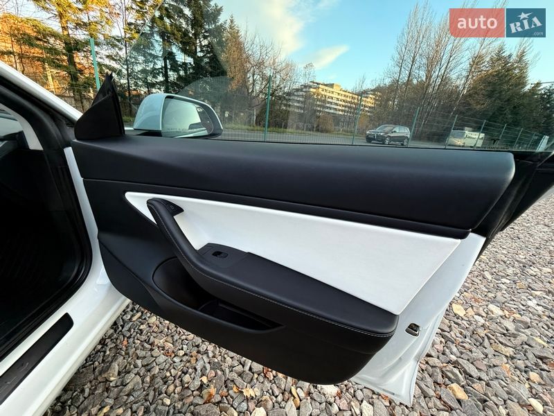 Седан Tesla Model 3 2021 в Трускавце