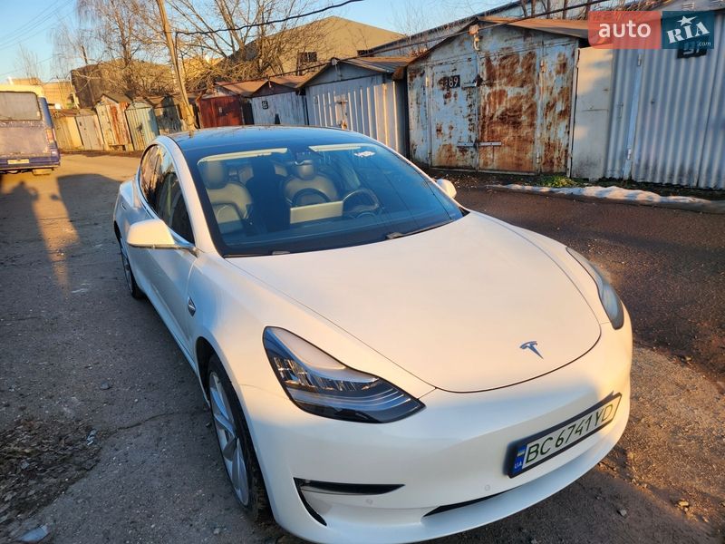 Седан Tesla Model 3 2019 в Львове
