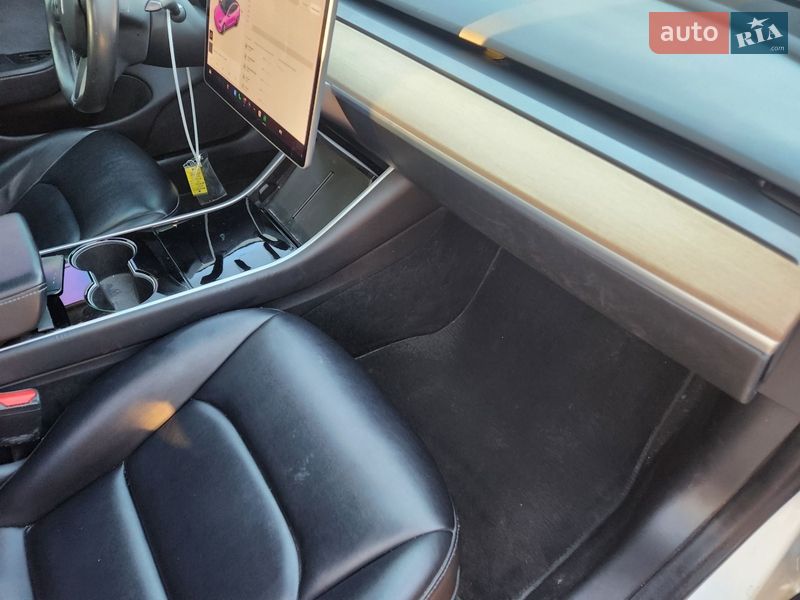 Седан Tesla Model 3 2019 в Львове