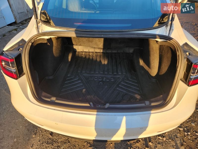 Седан Tesla Model 3 2019 в Львове