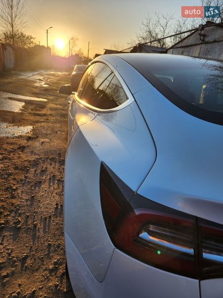 Седан Tesla Model 3 2019 в Львове