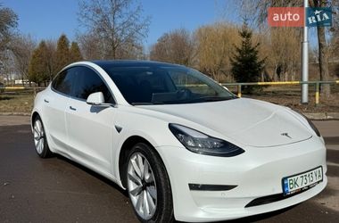 Седан Tesla Model 3 2020 в Ровно