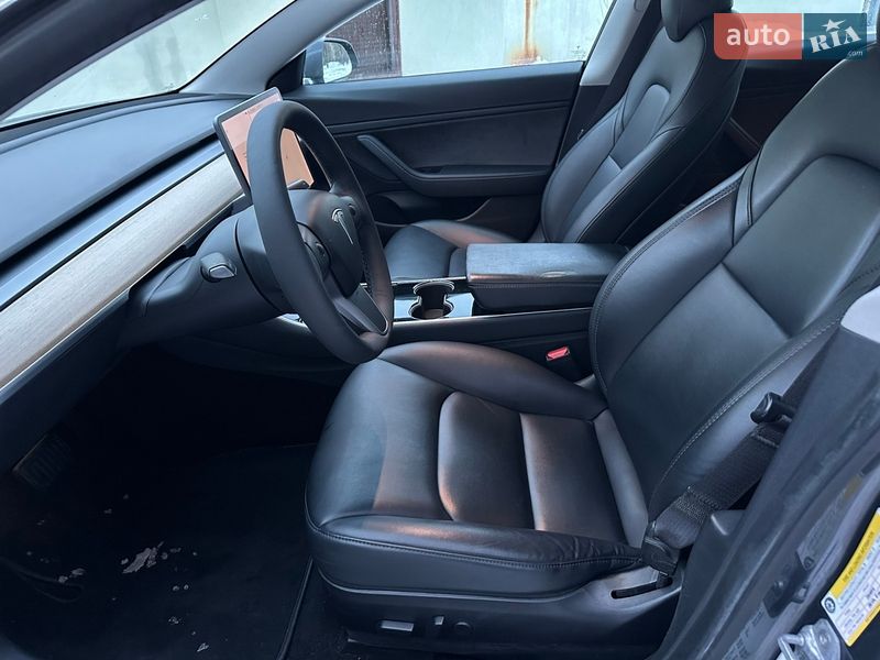 Седан Tesla Model 3 2019 в Ровно