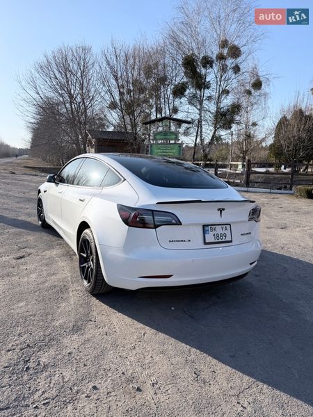 Седан Tesla Model 3 2021 в Рокитном
