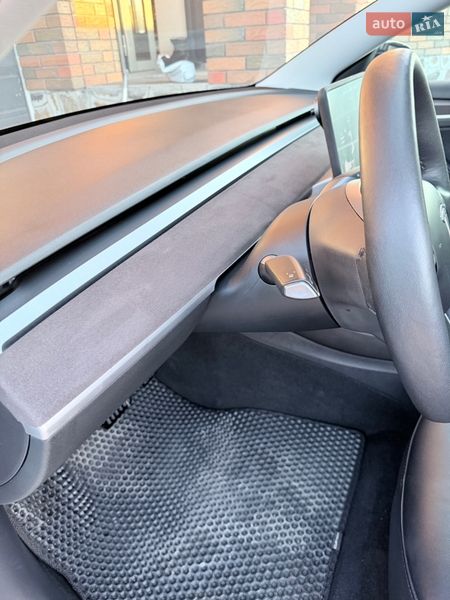 Седан Tesla Model 3 2021 в Рокитном