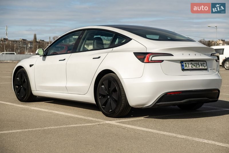Седан Tesla Model 3 2024 в Ирпене