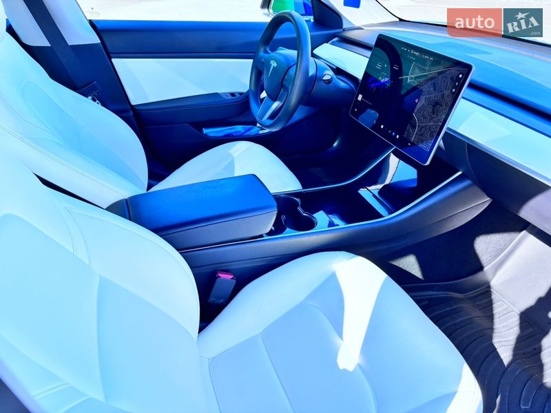 Седан Tesla Model 3 2020 в Києві