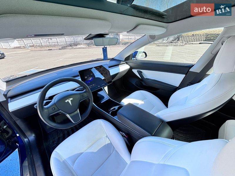 Седан Tesla Model 3 2020 в Києві