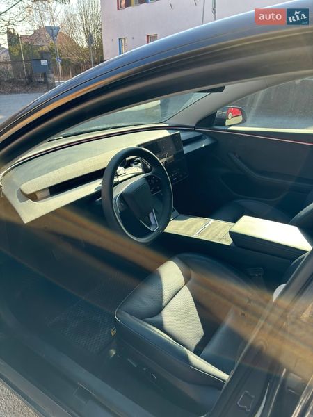 Седан Tesla Model 3 2024 в Ужгороде