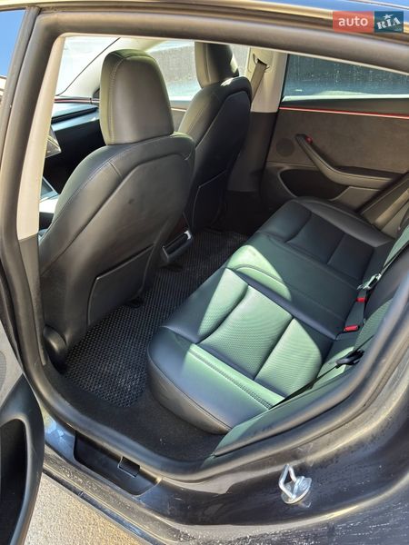 Седан Tesla Model 3 2024 в Ужгороде