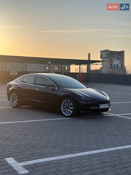 Седан Tesla Model 3 2020 в Дубно